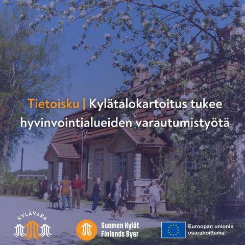 Kesäisen hirsitalon pihalla ihmisiä